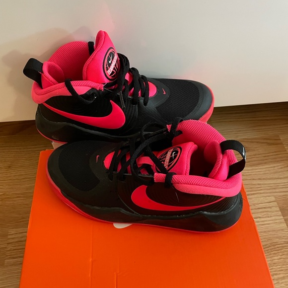 🛑SOLD🛑 Youth Nike shoe 3.5 - Picture 2 of 4